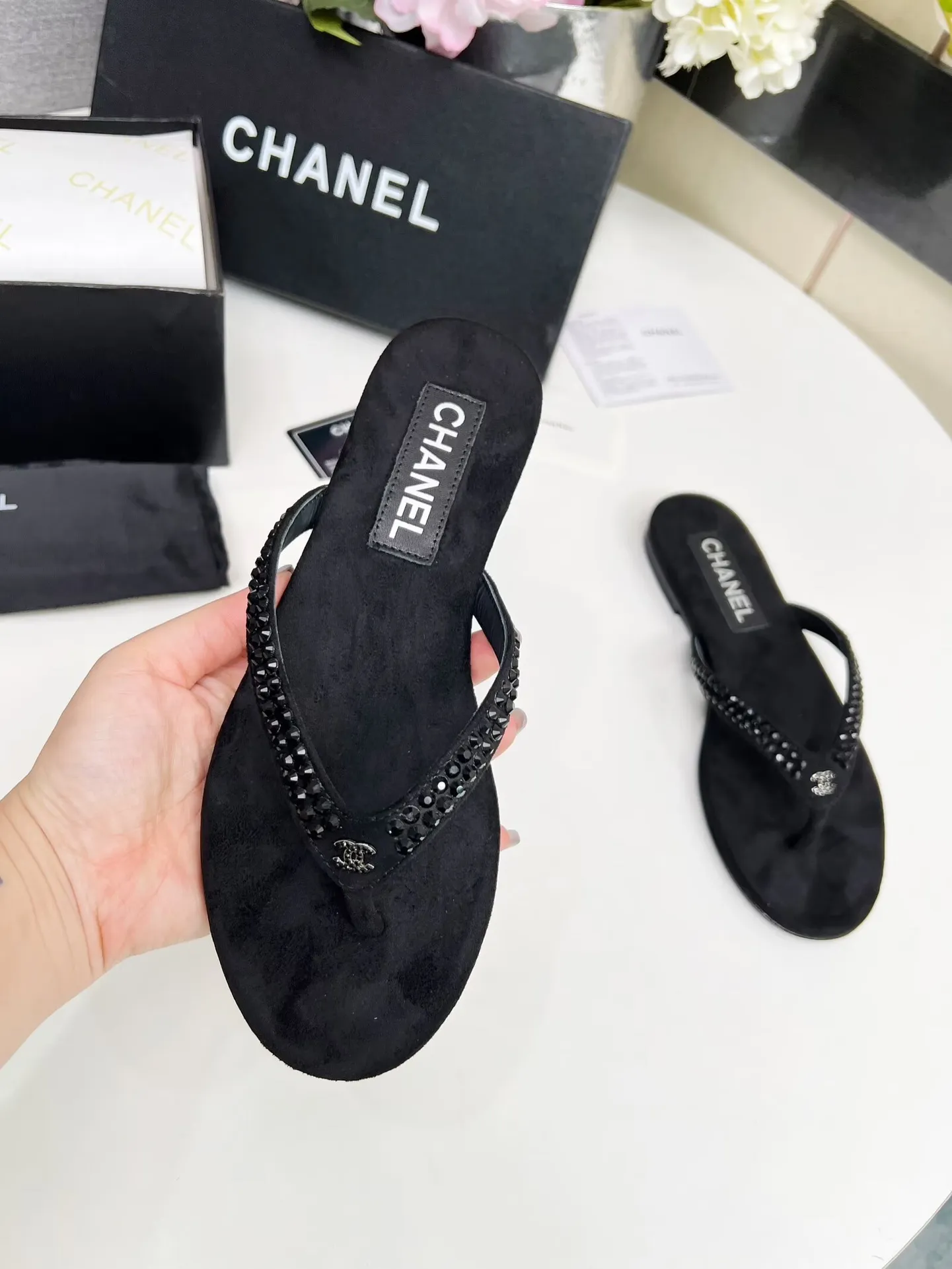 💕💕Factory direct selling price p440💕💕 Chanel new spring and summer genuine leather outsole flip-flops✅ I was really moved by this shoe when I first saw it💓 I liked it at first sight [surprised], 😊 and it has Chanel’s classic element diamond logo💎 Fabric: double-sided velvet Lining: cow lining Color: black Size: 35-41 (41 can be customized and non-returnable) Outsole: Made of genuine leather outsole Packaging: with card and cloth bag